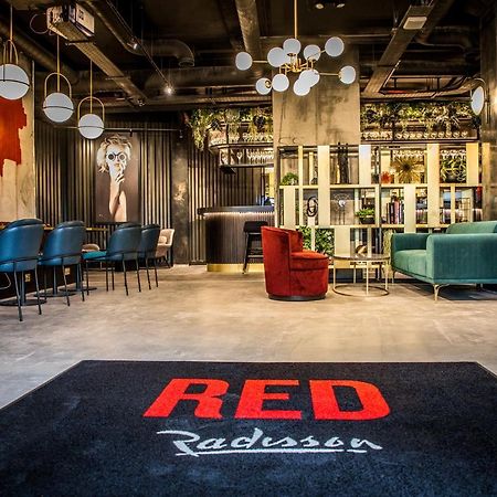 Radisson Red London Greenwich The O2 Экстерьер фото
