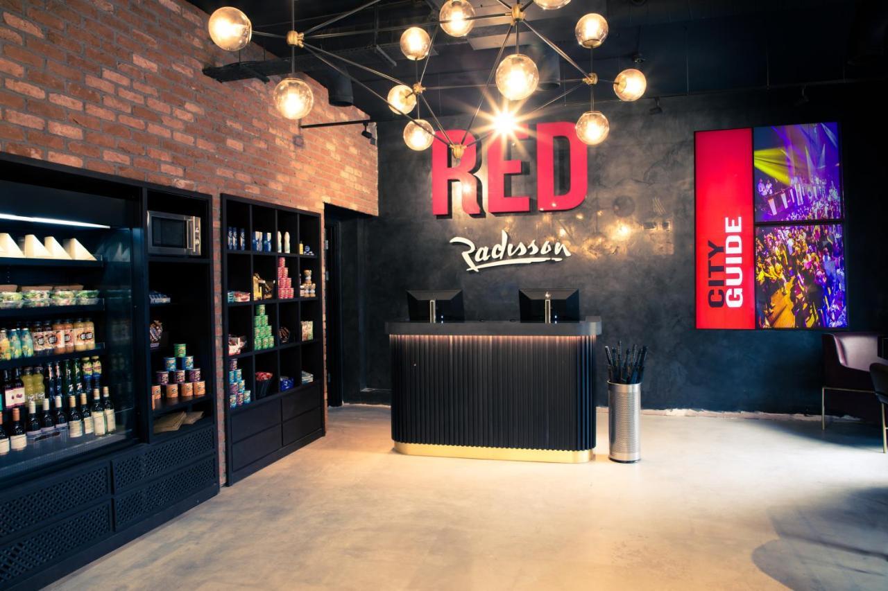 Radisson Red London Greenwich The O2 Экстерьер фото