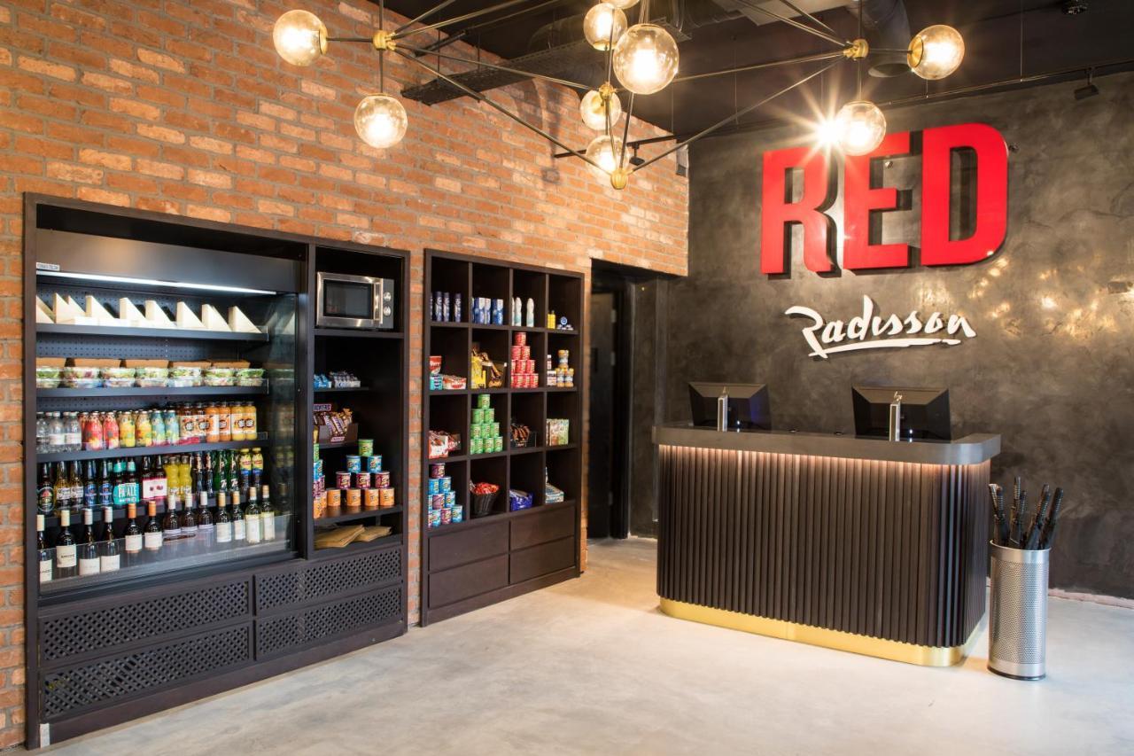 Radisson Red London Greenwich The O2 Экстерьер фото