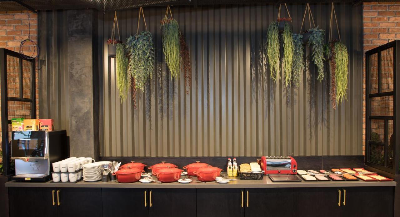 Radisson Red London Greenwich The O2 Экстерьер фото